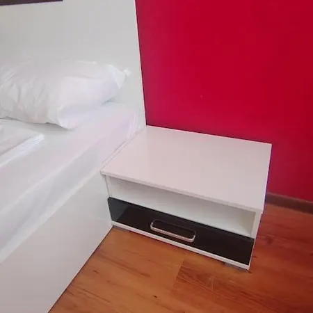 Red - In - And Forest Apartment Warna