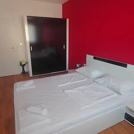 Red - In - And Forest Apartment Warna