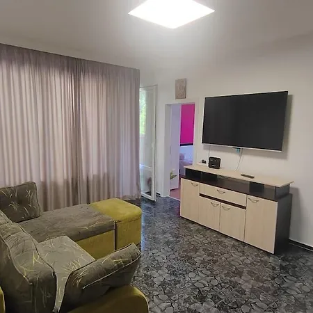 Red - In - And Forest Apartment Warna